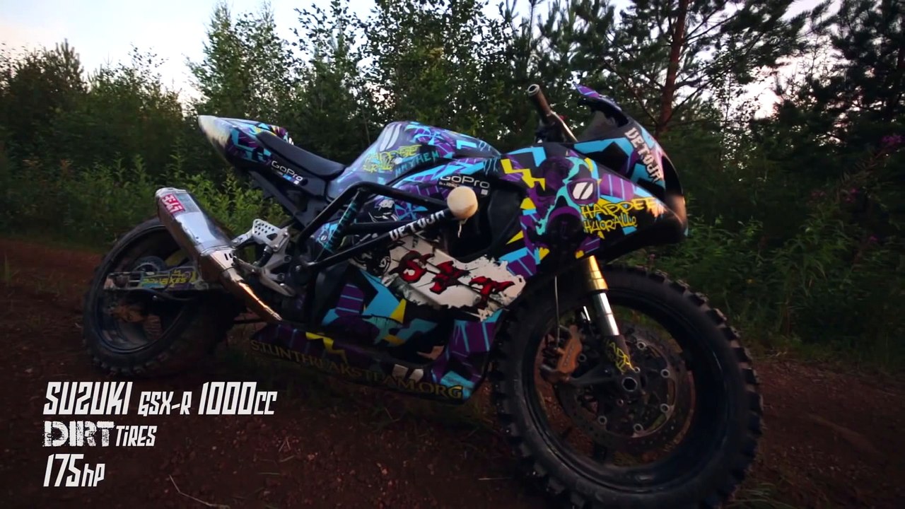 StuntFreaksTeam se promène sur les chemins