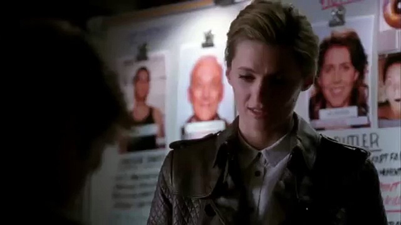 Castle 5x17 "Scared To Death"  Sneak Peek 2 Beckett likes to take some kind of "Photos"