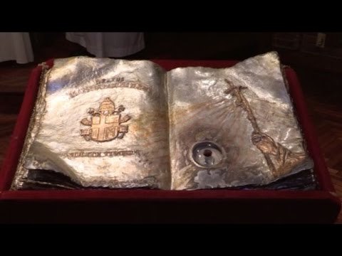 Llega a Montevideo una de las cinco reliquias de sangre de San Juan Pablo II