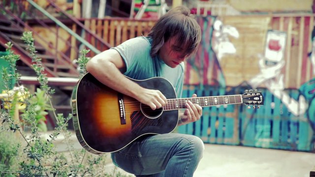 Il interprète Beat It de Michael Jackson à la guitare acoustique