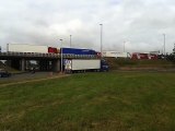 Un camion fait demi-tour sur l'autoroute A16 à Calais