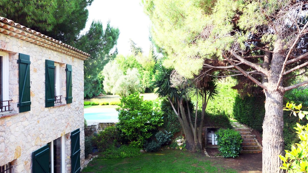 ANTIBES - VENTE Belle Propriété en pierre de 340 m² - Piscine