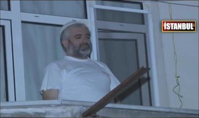 Hırsız, polisi görünce namaza durdu