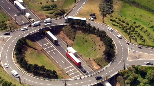 Migrants attempt to board lorries amid Calais ferry strikes