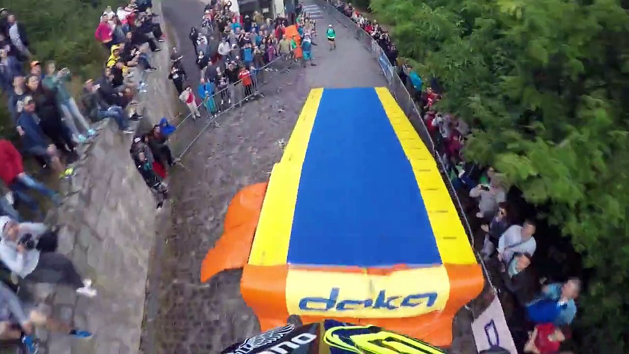 Une descente de VTT interrompue par des manifestants néo-nazis !