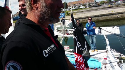 Yvan Bourgnon accueilli en grand navigateur à Ouistreham ce midi