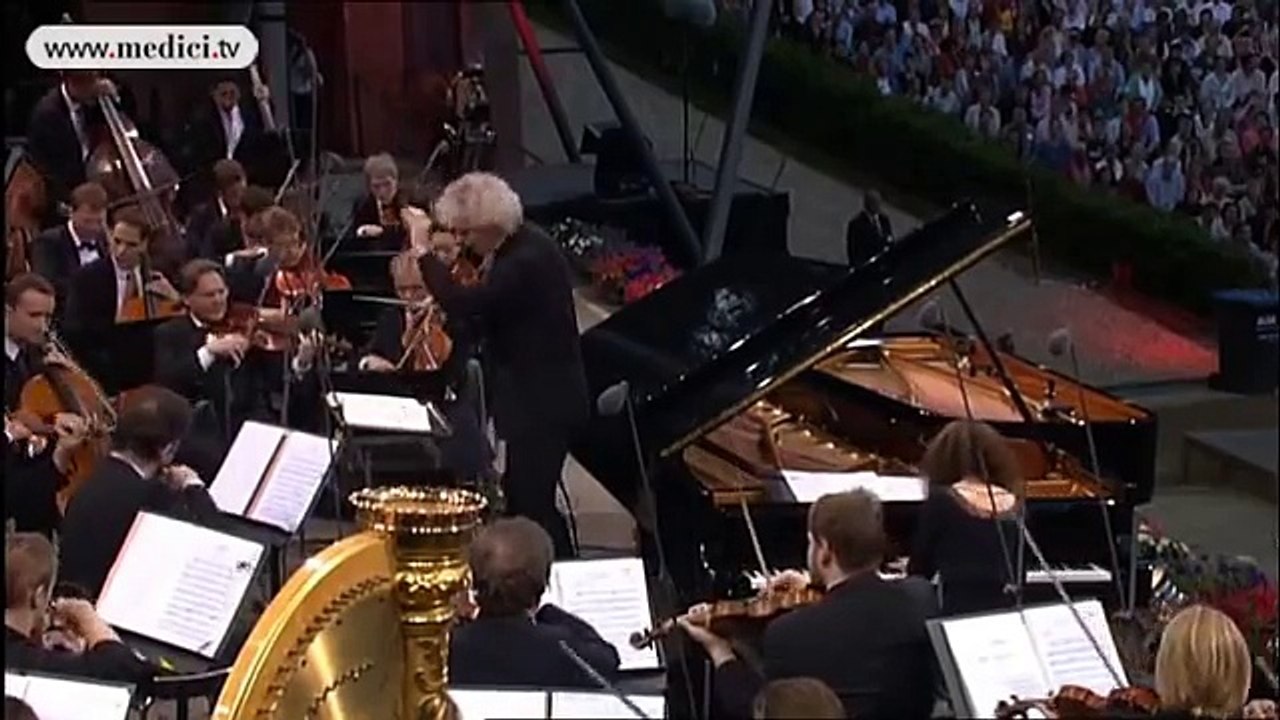 Katia and Marielle Labèque perform Concerto for two pianos by Poulenc - Waldbühne 2005