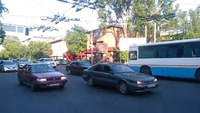 Un homme fait la circulation quand les feux tombent en panne