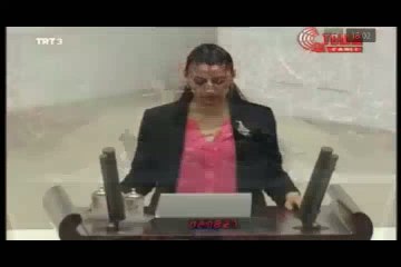 Türkçe bilmeyen Milletvekili Feleknas Uca yemin etti