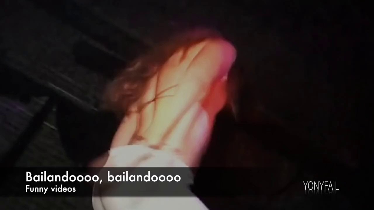 Bailarina en una mesa se resbala (video de risa)