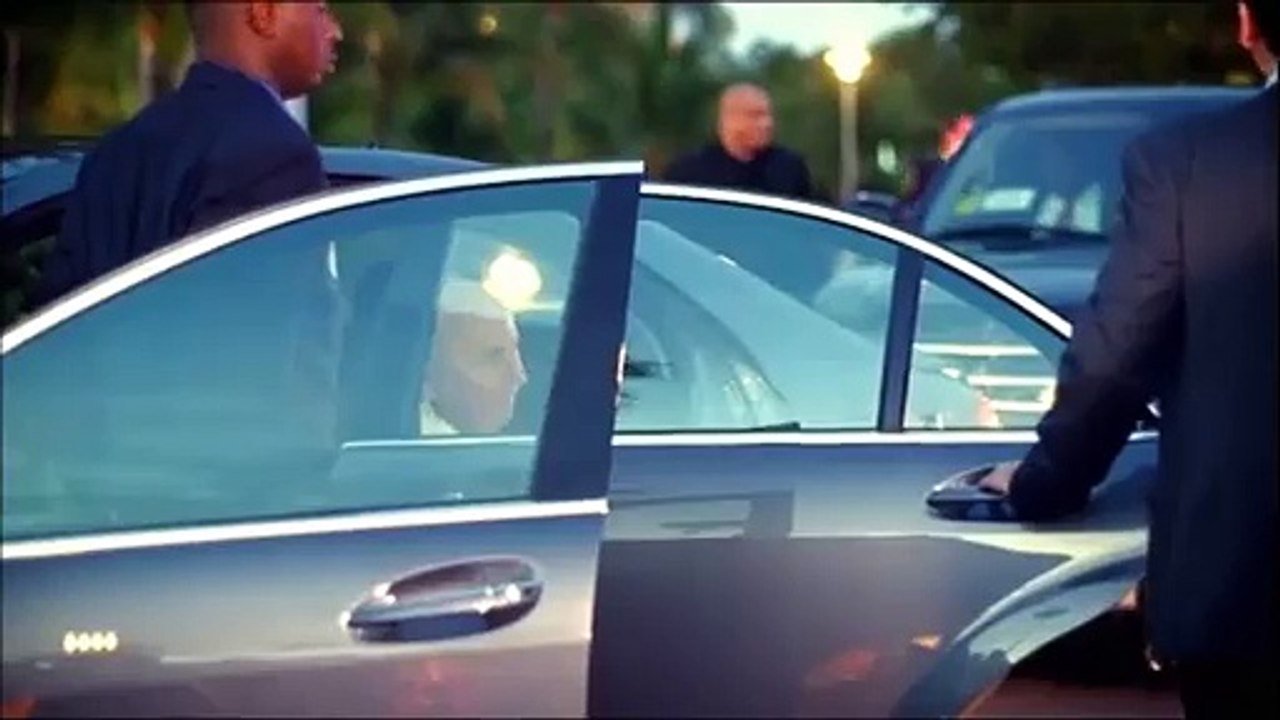 Sepp Blatter et ses courtisans - Extrait du documentaire : "FIFA, le dossier noir de Blatter"