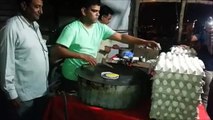En la India a este vendedor le han colado unos huevos demasiado maduros
