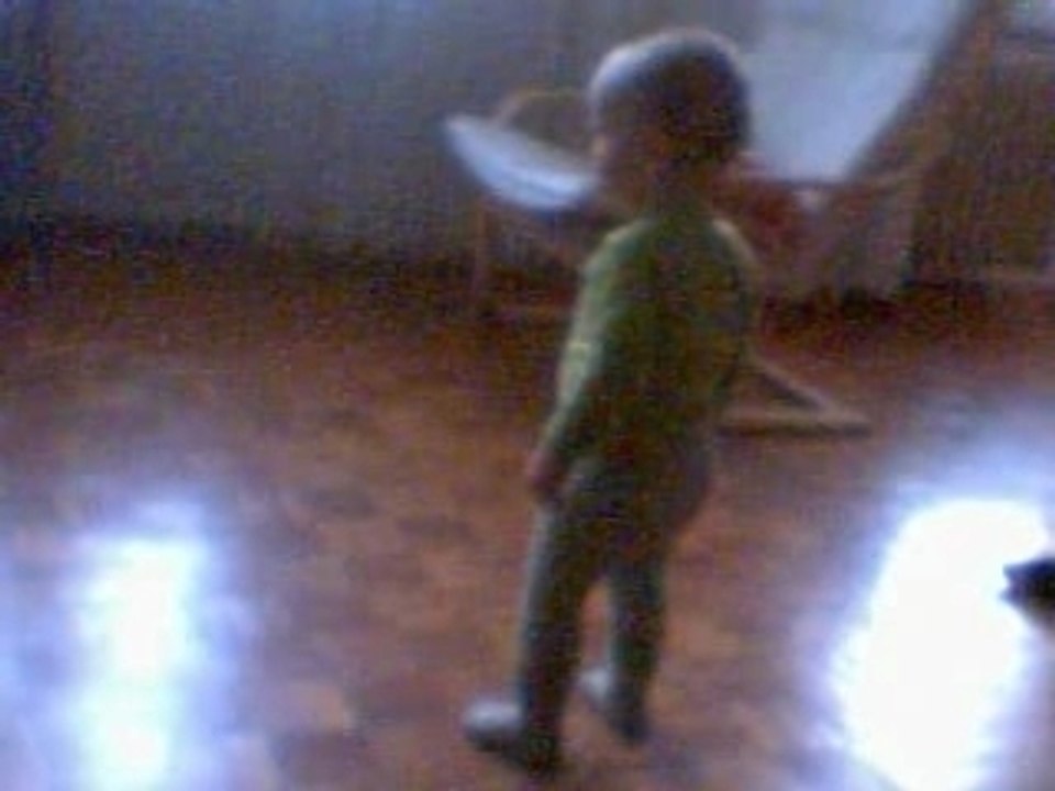 Maxim devant teletubbies