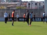 Romero aproveita vacilo de Cássio e faz gol em treino do Timão