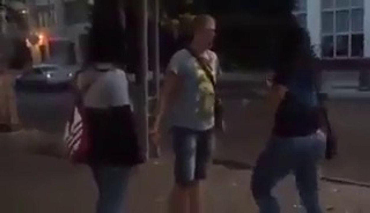 Une femme met un homme agressif KO après lui avoir mit une grosse patate de forrain !