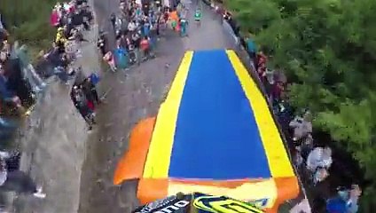 Une descente de VTT interrompue par des néo-nazis