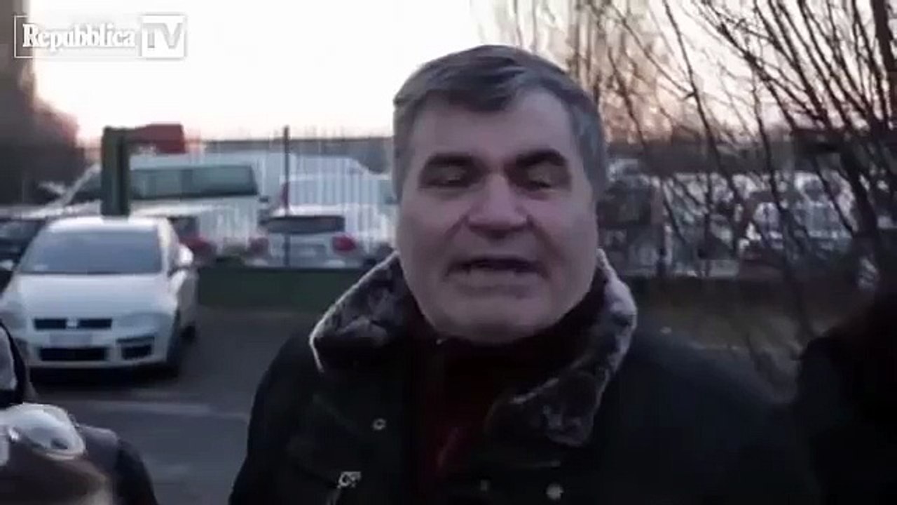 Fabrizio Corona Arriva in Carcere, la Folla lo Applaude [Busto Arsizio]