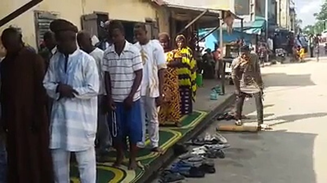 il coupe la longue prière
