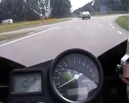 Yamaha r1 vs Honda VTR 1000