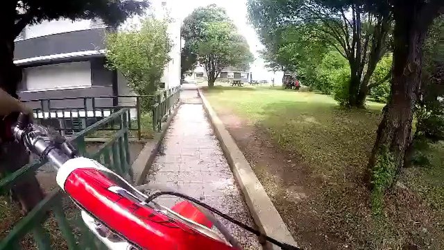 Un élève roule en moto dans le lycée Briffaut (Rhônes-Alpes)