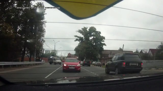 Автоледи негодует что не уступил помехе справа