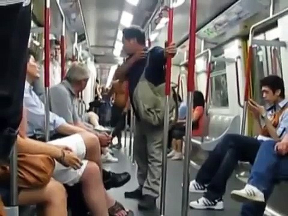 CHINO SE METE CON EXTRANJERO Y ACABA CALENTITO