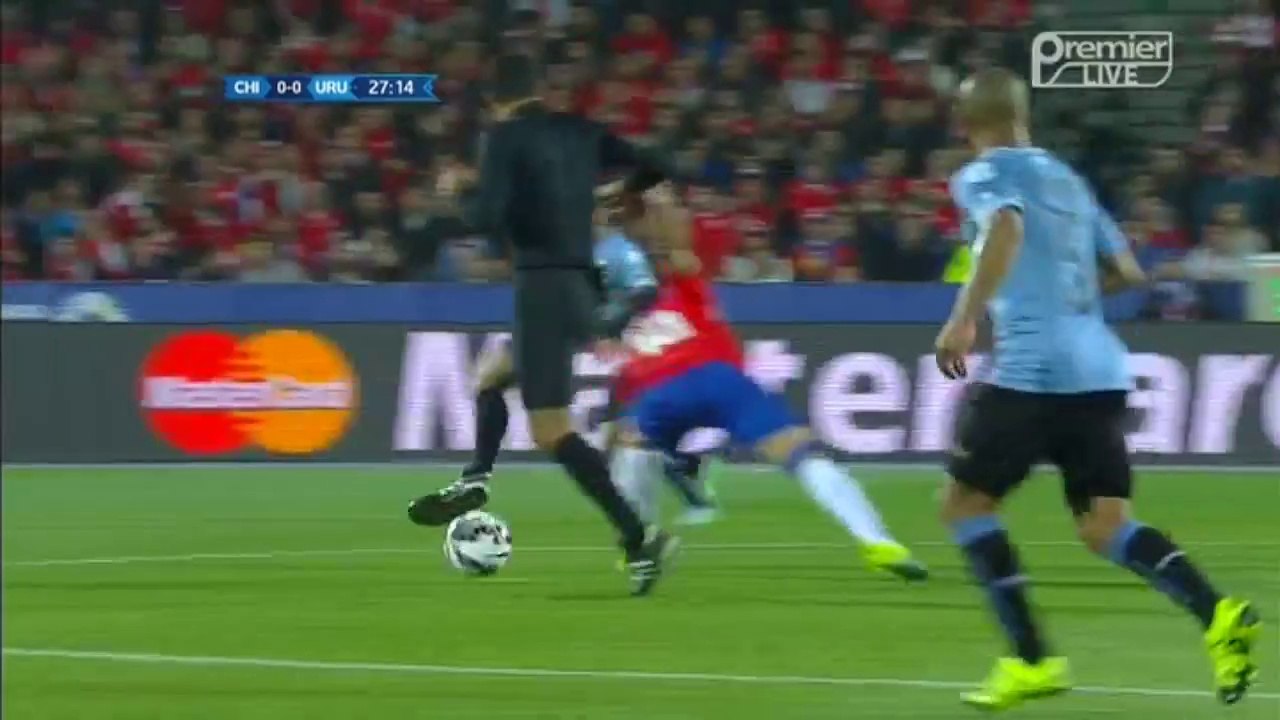 Referee almost fell down | Chile vs Uruguay 25.06.2015