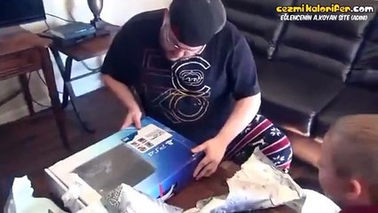 Evladını Boş PS4 Kutusuyla Kandıran Troll Baba