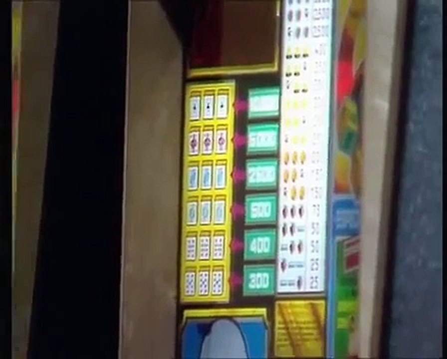 Martes y 13 - Jugando con las tragaperras