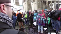 Mahnwache für den Frieden am 14 04 2014 Berlin am Brandenburger Tor 1 von 2