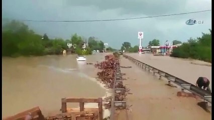 Kocaeli’ndeki sel anı cep telefonu kamerasında!