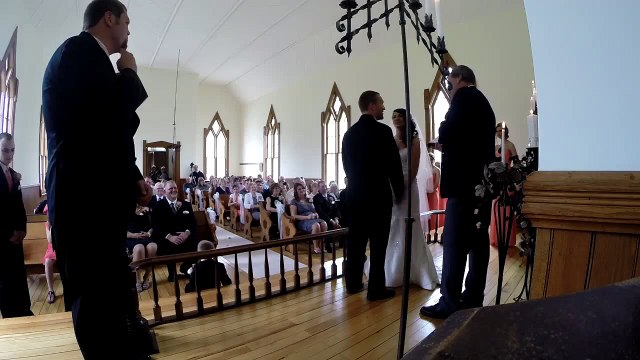 Chute du garçon d'honneur au mariage