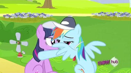 Rainbow Dash and Twilight Sparkle kiss