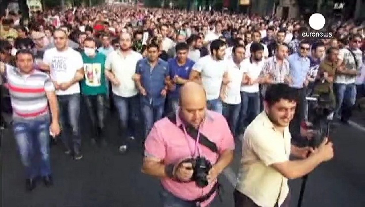 Erivan'da gösteriler sürüyor