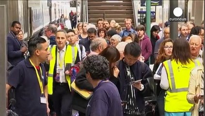 下载视频: Stop al tunnel sotto la Manica e ai treni eurostar: i marinai francesi occupano i binari