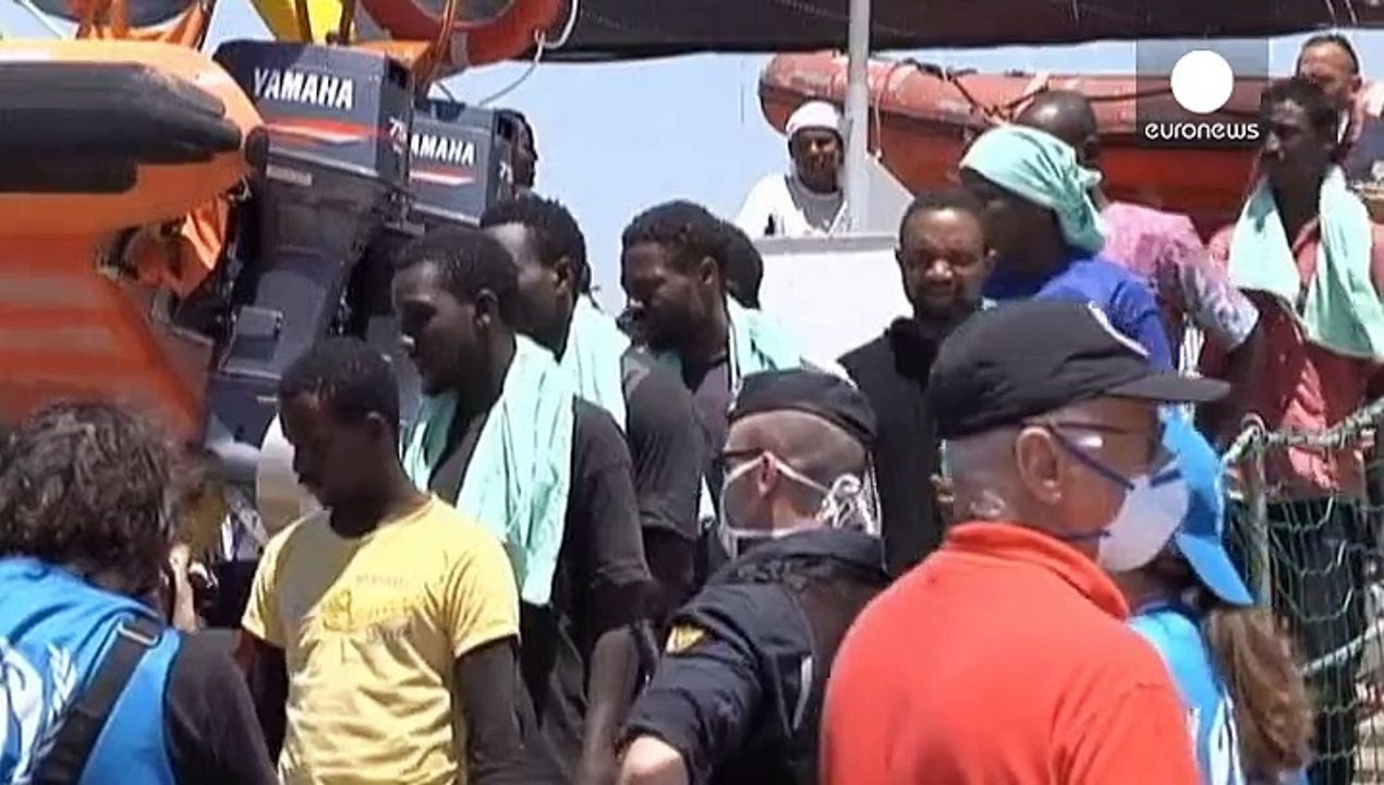 Verzweifelt, ausgehungert, verletzt: Neue Flüchtlingswelle kommt auf Sizilien an