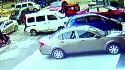 Un chauffard chinois fonce dans un restaurant à bord d'un minibus