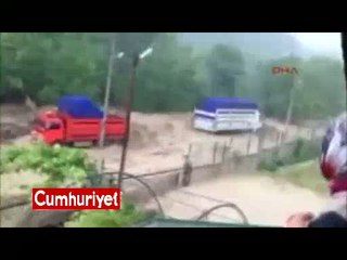 Genç kadını ölüme sürükleyen sel böyle görüntülendi