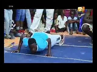 Il jette ses dernières forces pour terminer le concours, mais ses gestes coupent le souffle au public