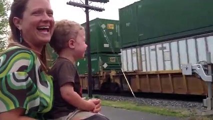 Un enfant, fan de train, réalise que son père était le conducteur du train qui passait