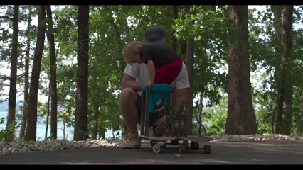 Un bébé fait du longboard avec son papa depuis ses 6 mois