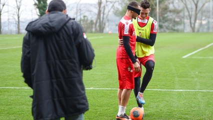 Le défi : Jongler les yeux bandés...