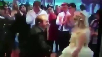 Para mı yapıştırdı, dövdü mü belli değil!