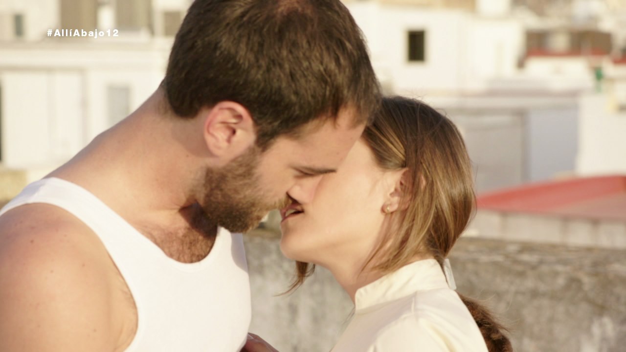Carmen se lanza a besar a Iñaki - Allí abajo