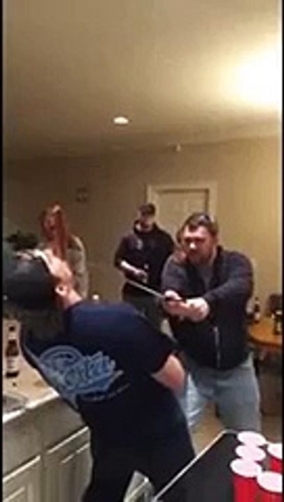 Il coupe le nez de son pote avec un sabre  Gros fail d'un gars bourré