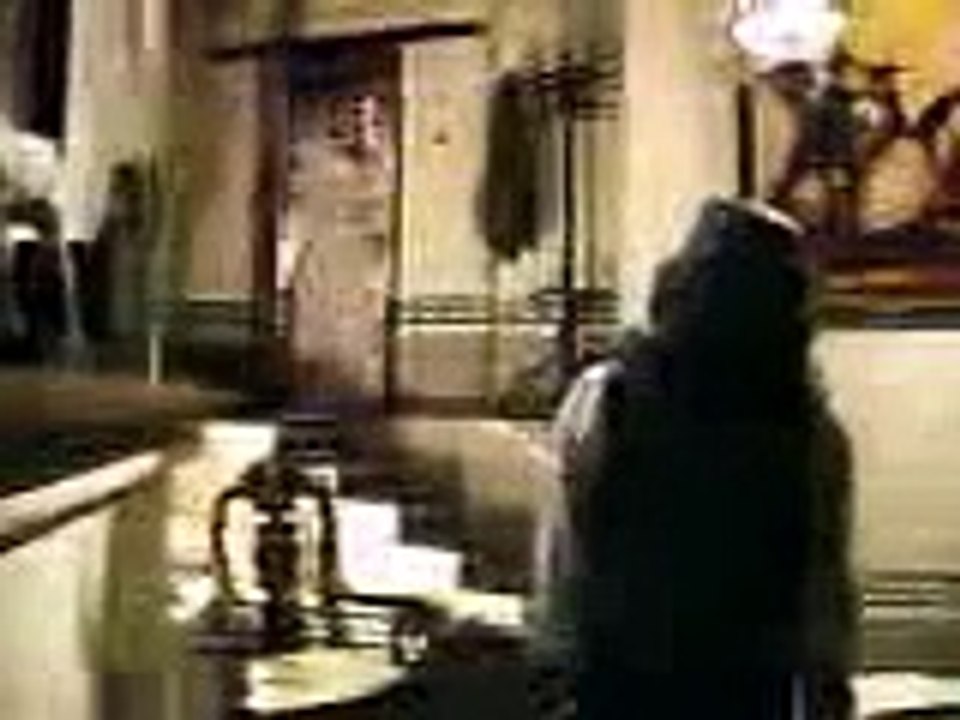 Monica va a la recamara de Juan