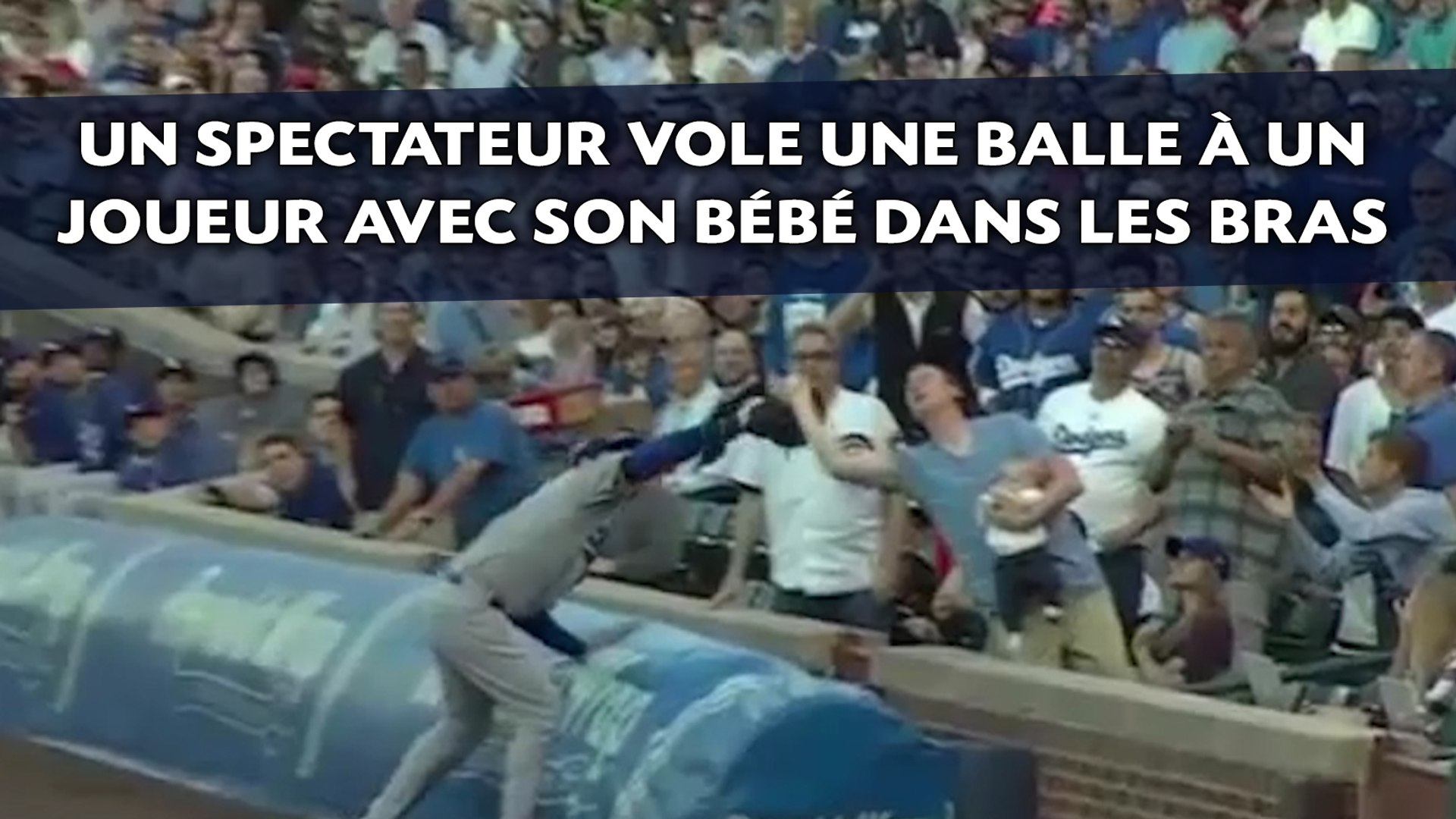 Un Spectateur Vole Une Balle A Un Joueur Avec Son Bebe Dans Les Bras Video Dailymotion