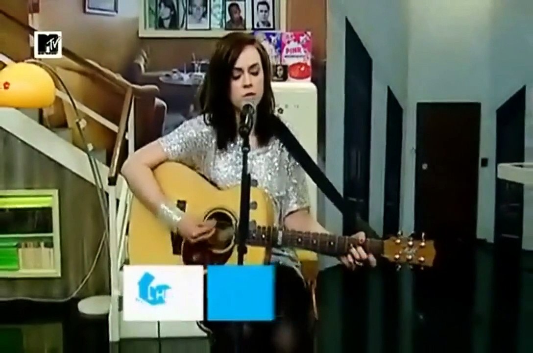 Amy Macdonald - Don't Tell Me That It's Over (Acoustic Live).avi