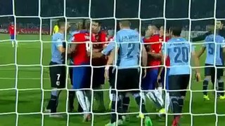 إشتباك بالأيدي بين لاعبي تشيلي وأوروجواي
