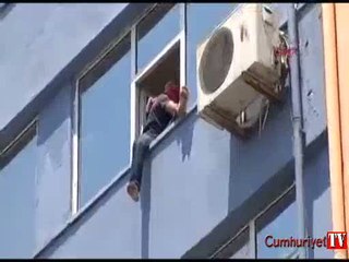 Patronuna kızdı, 8'inci kat penceresine çıktı